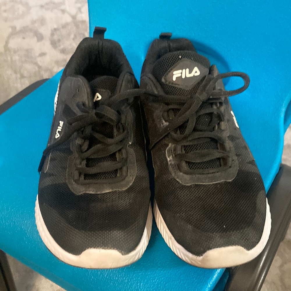 Fila black and white running shoe